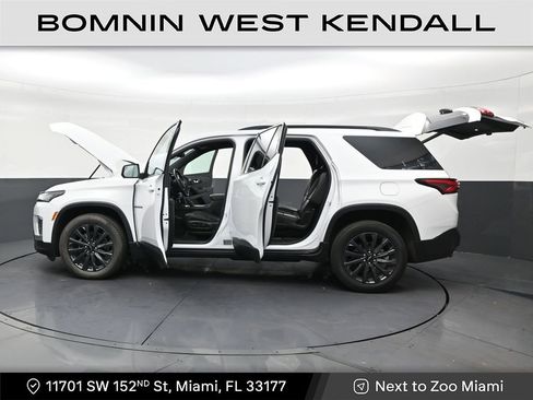 Used 2023 Chevrolet Traverse RS image 30