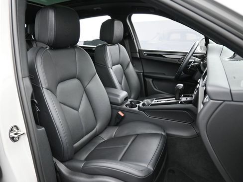 Certified 2025 Porsche Macan image 31