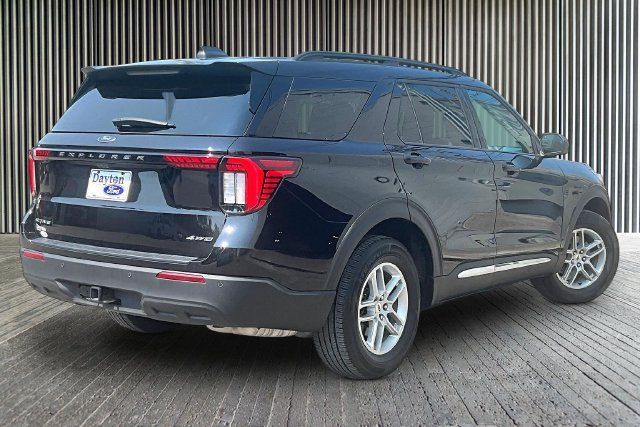 Used 2025 Ford Explorer Active AWD/4WD image 2