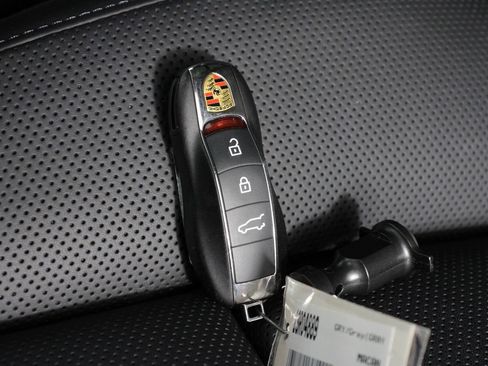 Certified 2026 Porsche Macan AWD/4WD image 34