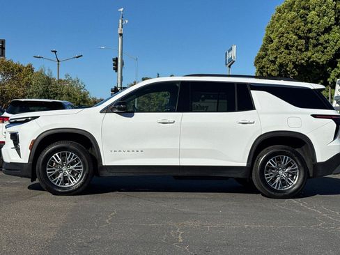 Used 2025 Chevrolet Traverse LT FWD image 9