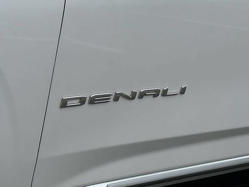 Used 2023 GMC Yukon Denali RWD image 32