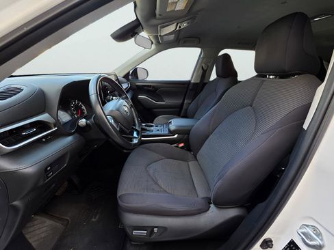 Used 2021 Toyota Highlander LE AWD/4WD image 18