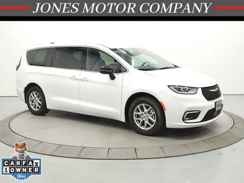 Used 2025 Chrysler Pacifica Select FWD image 1