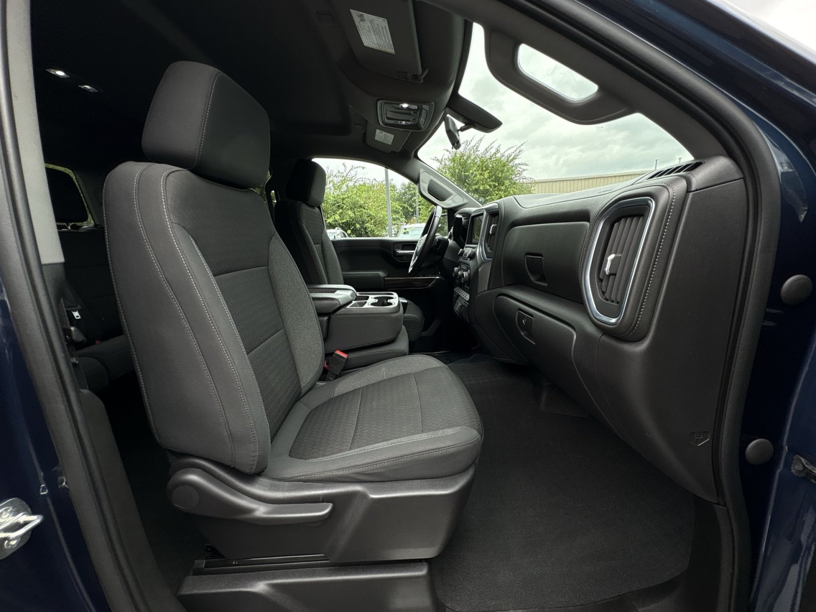 Used 2022 Chevrolet Silverado 1500 LT AWD/4WD image 26
