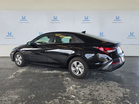 Used 2025 Hyundai Elantra SE FWD image 4