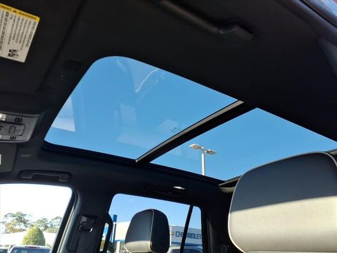 Used 2021 Chevrolet Tahoe Premier w/ Premium Package image 20