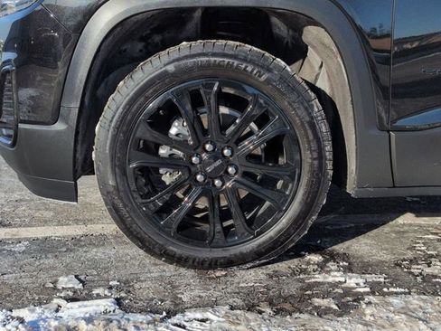 Used 2023 GMC Acadia SLT w/ Elevation Edition image 11