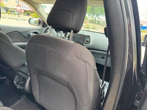 Used 2016 Jeep Cherokee Sport image 18