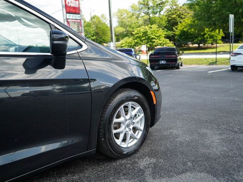 Used 2023 Chrysler Pacifica Touring-L FWD image 18
