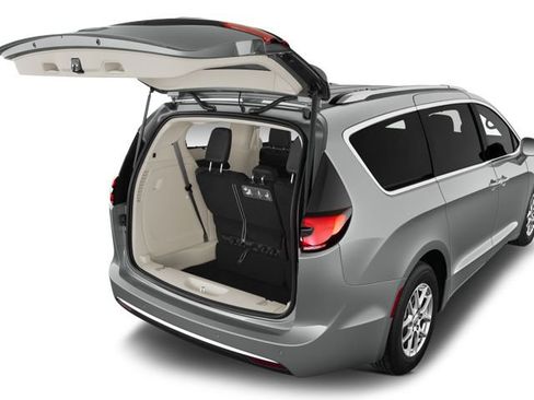 Used 2025 Chrysler Pacifica Limited FWD image 7