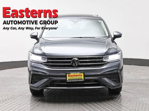 Used 2022 Volkswagen Tiguan SE w/ Panoramic Sunroof Package image 2