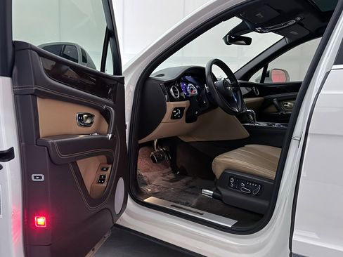Used 2018 Bentley Bentayga image 16