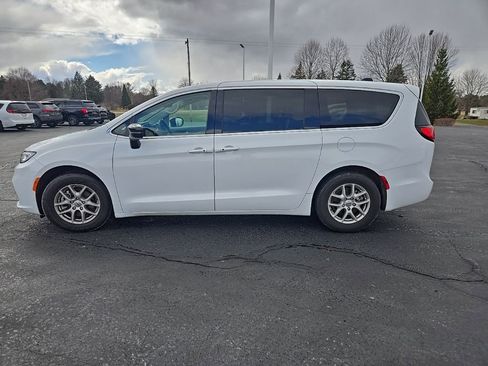 Used 2024 Chrysler Pacifica Touring-L image 9