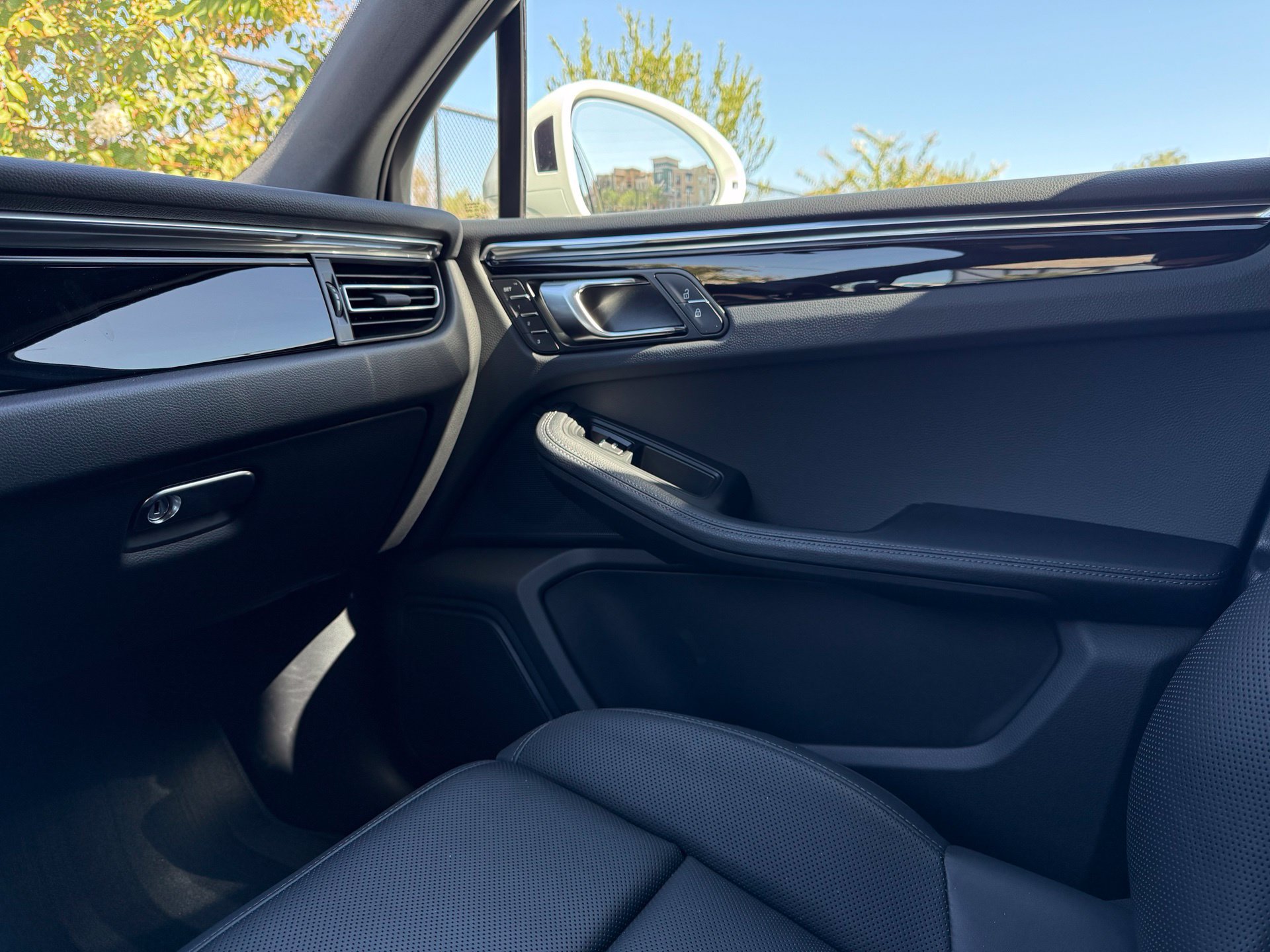 Used 2026 Porsche Macan AWD/4WD image 25