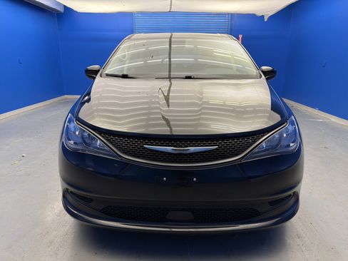 Used 2023 Chrysler Voyager LX image 3