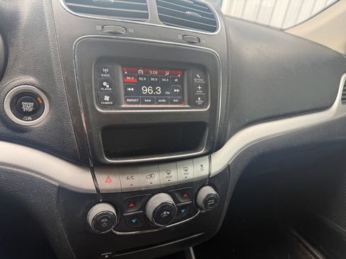 Used 2019 Dodge Journey SE w/ Connectivity Group FWD image 11