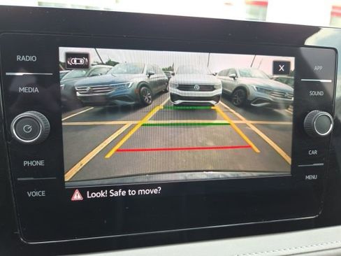 Used 2025 Volkswagen Taos SE image 15