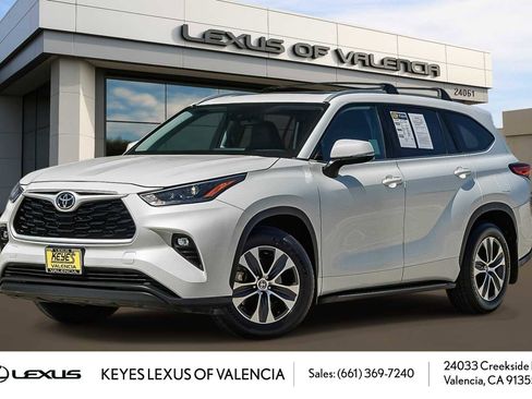 Used 2023 Toyota Highlander XLE FWD image 1