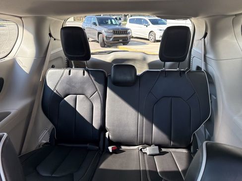 Used 2023 Chrysler Pacifica Limited FWD image 17
