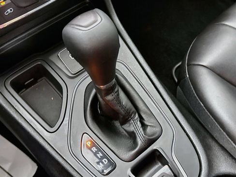 Used 2019 Jeep Cherokee Latitude Plus FWD image 20