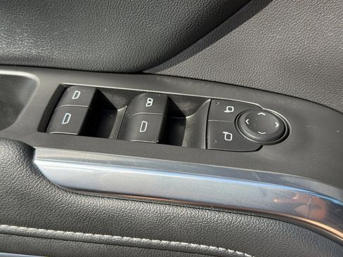 Used 2025 Chevrolet Traverse LT w/ Driver Confidence Package image 17