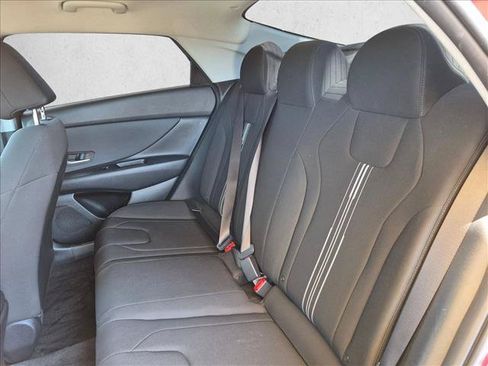 Used 2022 Hyundai Elantra SEL w/ Convenience Package FWD image 17