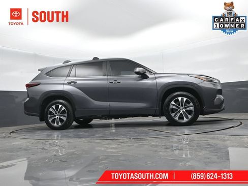 Used 2024 Toyota Highlander XLE AWD/4WD image 41