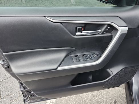 Used 2021 Toyota RAV4 XLE Premium image 28