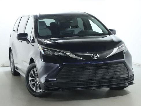 Used 2026 Toyota Sienna LE AWD/4WD image 2