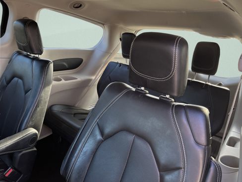 Used 2024 Chrysler Pacifica Touring-L image 22