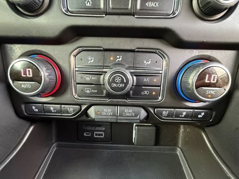 Used 2021 Chevrolet Tahoe Premier w/ Premium Package 2 RWD image 4