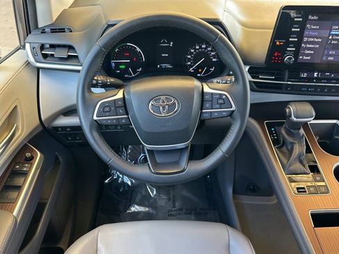 Certified 2022 Toyota Sienna XLE FWD image 18