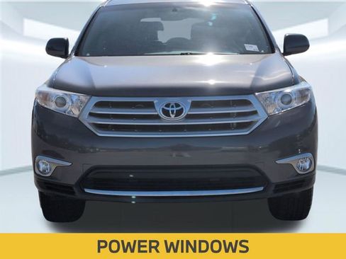 Used 2012 Toyota Highlander SE w/ Tow Pkg image 10