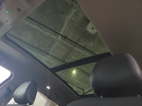 Used 2024 Volkswagen Atlas SE w/ Panoramic Sunroof Package FWD image 21
