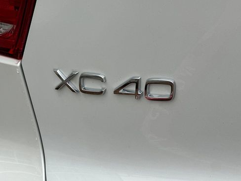 New 2026 Volvo XC40 B4 Core w/ Climate Package FWD image 12