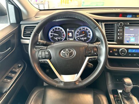 Used 2019 Toyota Highlander XLE image 11