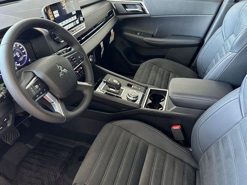 New 2025 Mitsubishi Outlander SE image 9