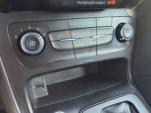 Used 2016 Ford Focus SE FWD image 39