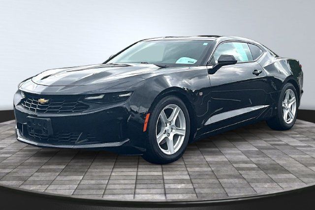 Used 2021 Chevrolet Camaro LT RWD image 1