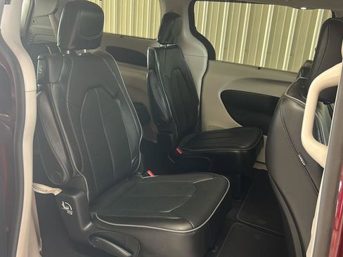Used 2018 Chrysler Pacifica Limited w/ Tire & Wheel Group FWD image 10