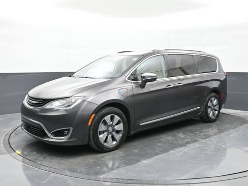 Used 2018 Chrysler Pacifica Limited w/ Advanced Safetytec Group FWD image 8