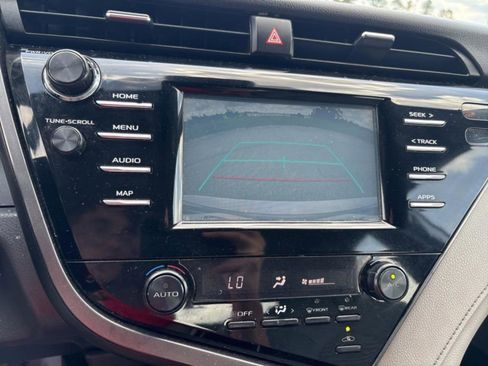 Used 2019 Toyota Camry SE FWD image 12