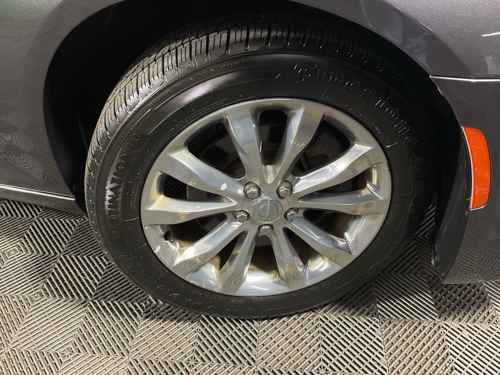 Used 2019 Chrysler 300 Limited AWD/4WD image 40