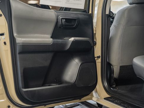 Used 2018 Toyota Tacoma SR5 AWD/4WD image 45