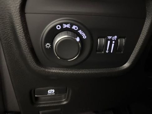 Used 2025 Jeep Grand Cherokee Laredo AWD/4WD image 23
