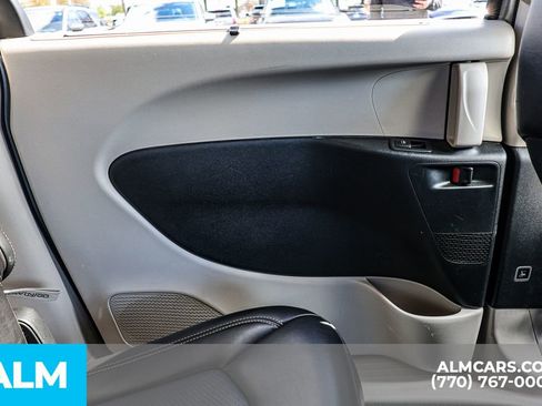 Used 2024 Chrysler Pacifica Touring-L FWD image 54
