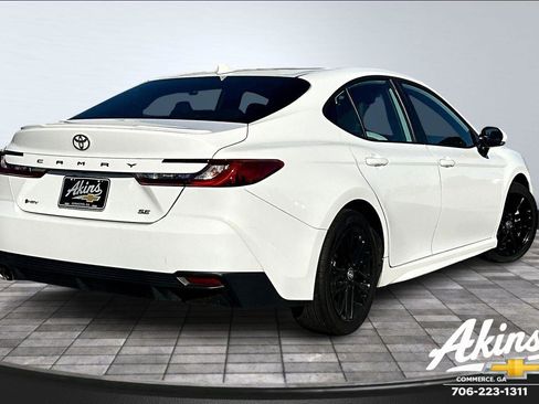 Used 2025 Toyota Camry SE image 6
