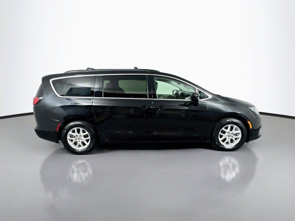 Used 2020 Chrysler Voyager Lxi FWD image 6