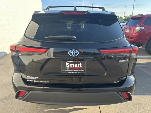 Used 2021 Toyota Highlander XLE AWD/4WD image 5